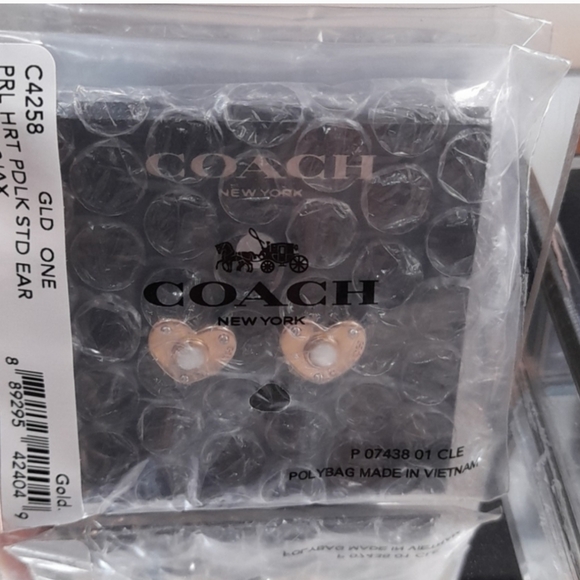 💛 NWT $68 COACH Padlock Pearl Heart Earrings - Picture 3 of 4